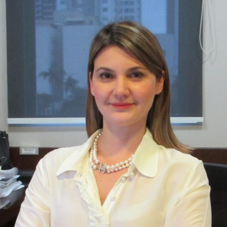 Nicoli Moré Bertotti - Advogada Inscrita na OAB/SC 25.052.
Graduada em Direito pela Universidade do Vale do Itajaí - UNIVALI.
Pós-graduada em Direito Penal e Processo Penal pela Escola do Ministério
Público de Santa Catarina.